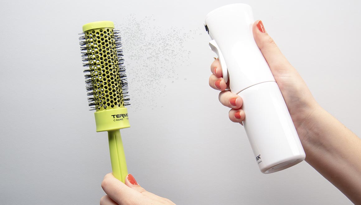 para-limpiar-tus-cepillos-es-suficientes-con-que-los-laves-utilizando-el-spray-pulverizador-con-un-po