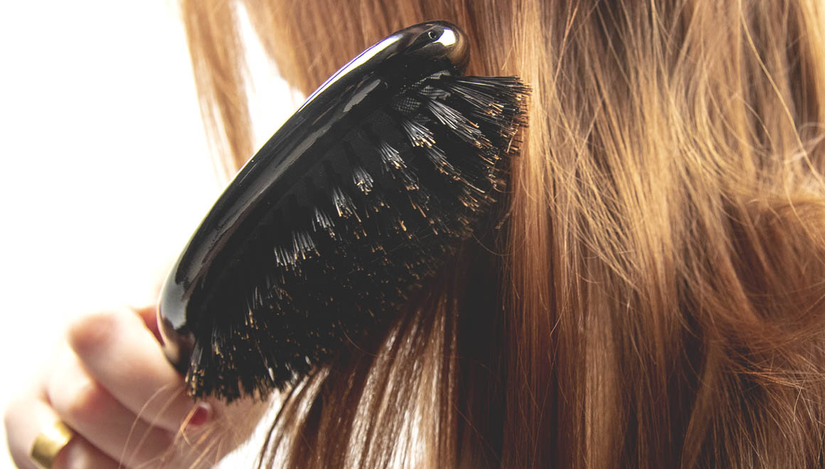 Repasar el cabello con un cepillo de jabalí potencia su brillo natural y foratlece el crecimiento