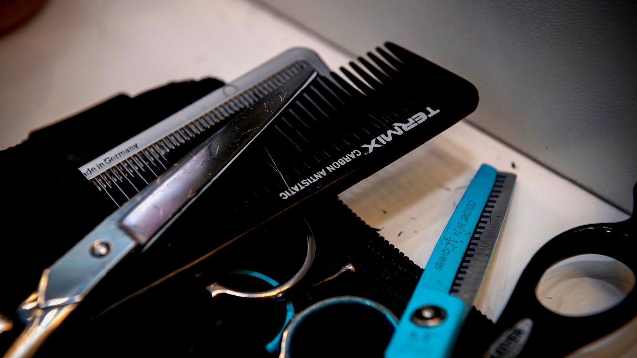 Adiós, puntas abiertas: el gadget para sanearlas sin cortarte el pelo