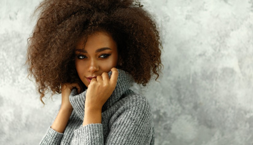 Find out how to take care of your hair in winter. We give you the keys, whatever hair you have.