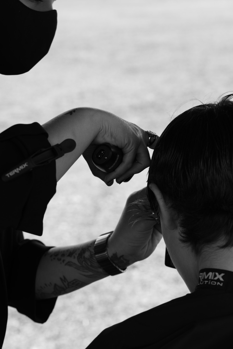 Sonia Ávila realizando corte mullet a Carlos Prat Sonia Ávila realizando corte mullet a Carlos Prat