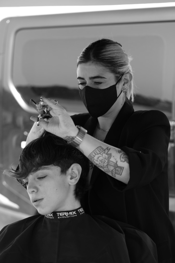 Sonia Ávila realizando corte mullet a Carlos Prat Sonia Ávila realizando corte mullet a Carlos Prat