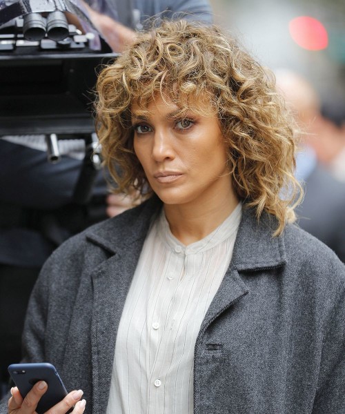 Jennifer Lopez con flequillo rizado ideal para el verano