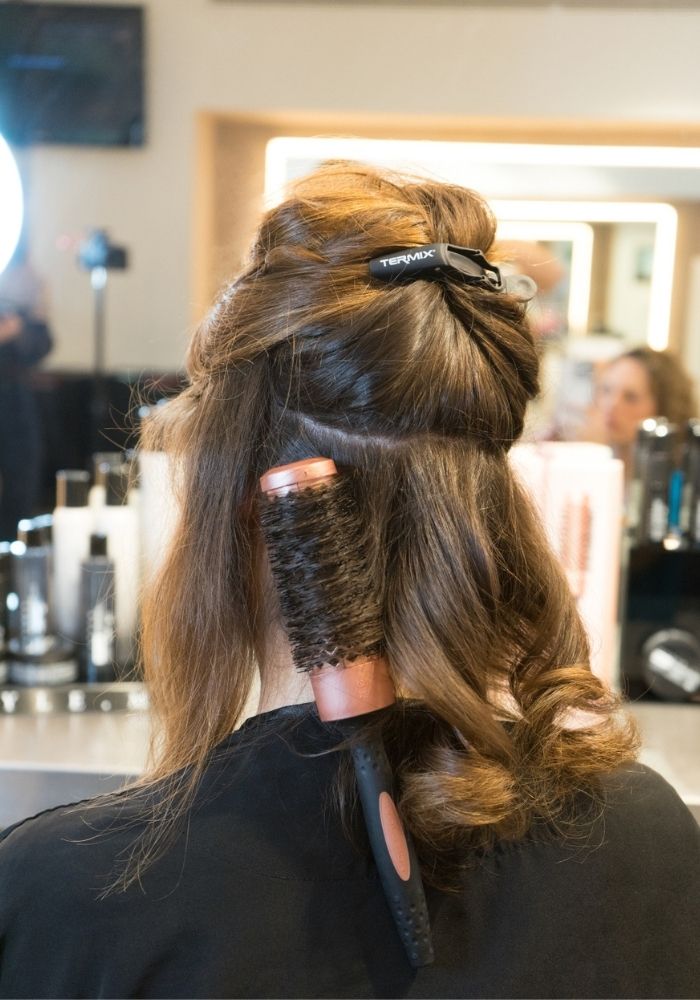 Separar en secciones el cabello ayuda a realizar un mejor brushing Termix