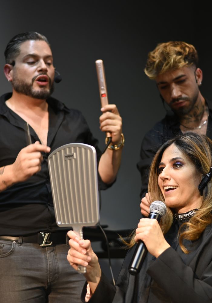 El estilista Alberto Dugarte peinando a Núria Marín con la Plancha de pelo 230º Gold Rose
