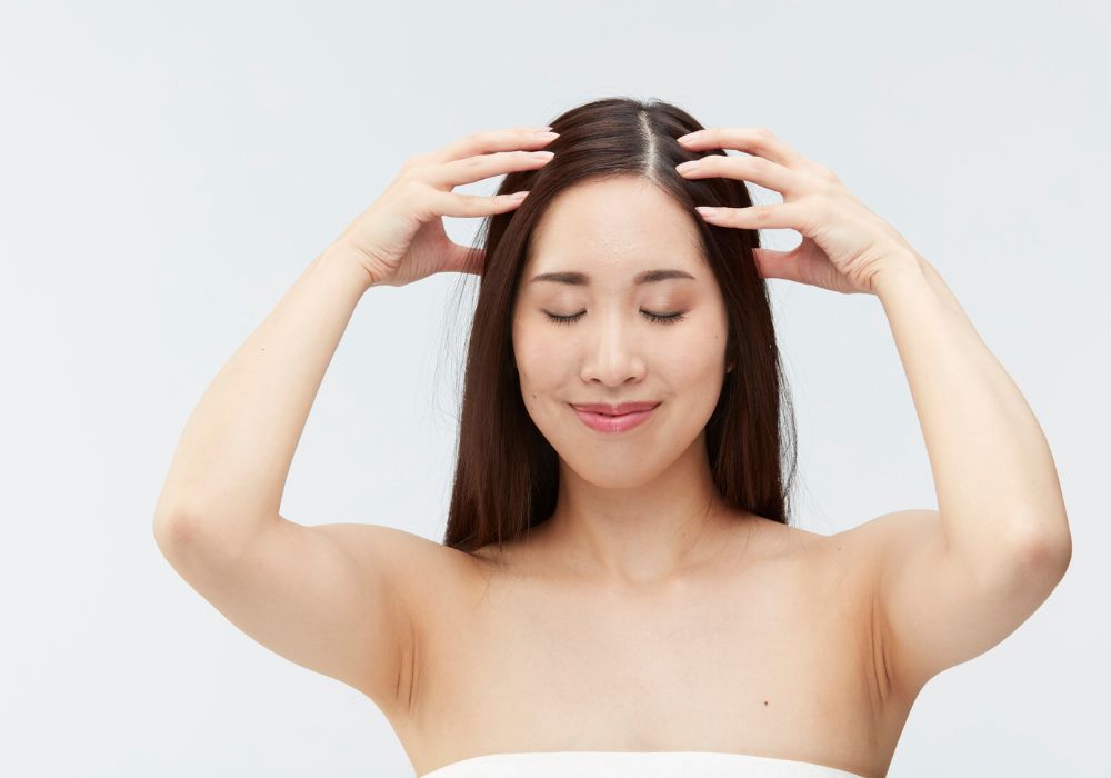 Aplica retinol en la línea del cabello para estimular el crecimiento Aplica retinol en la línea del cabello para estimular el crecimiento